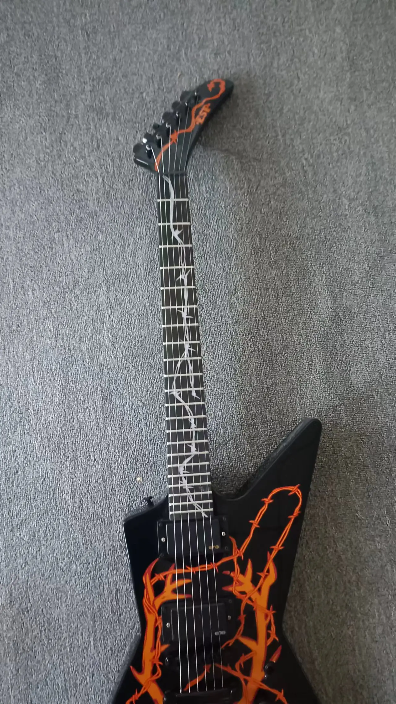 

Специальная интегрированная электрическая гитара в форме гуся, черный корпус с узором, LP bridge, EMG пикап, черные части, настоящий завод pictu