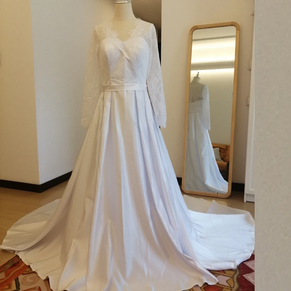 Скромное кружевное атласное свадебное платье-трапеция с аппликацией и V-образным