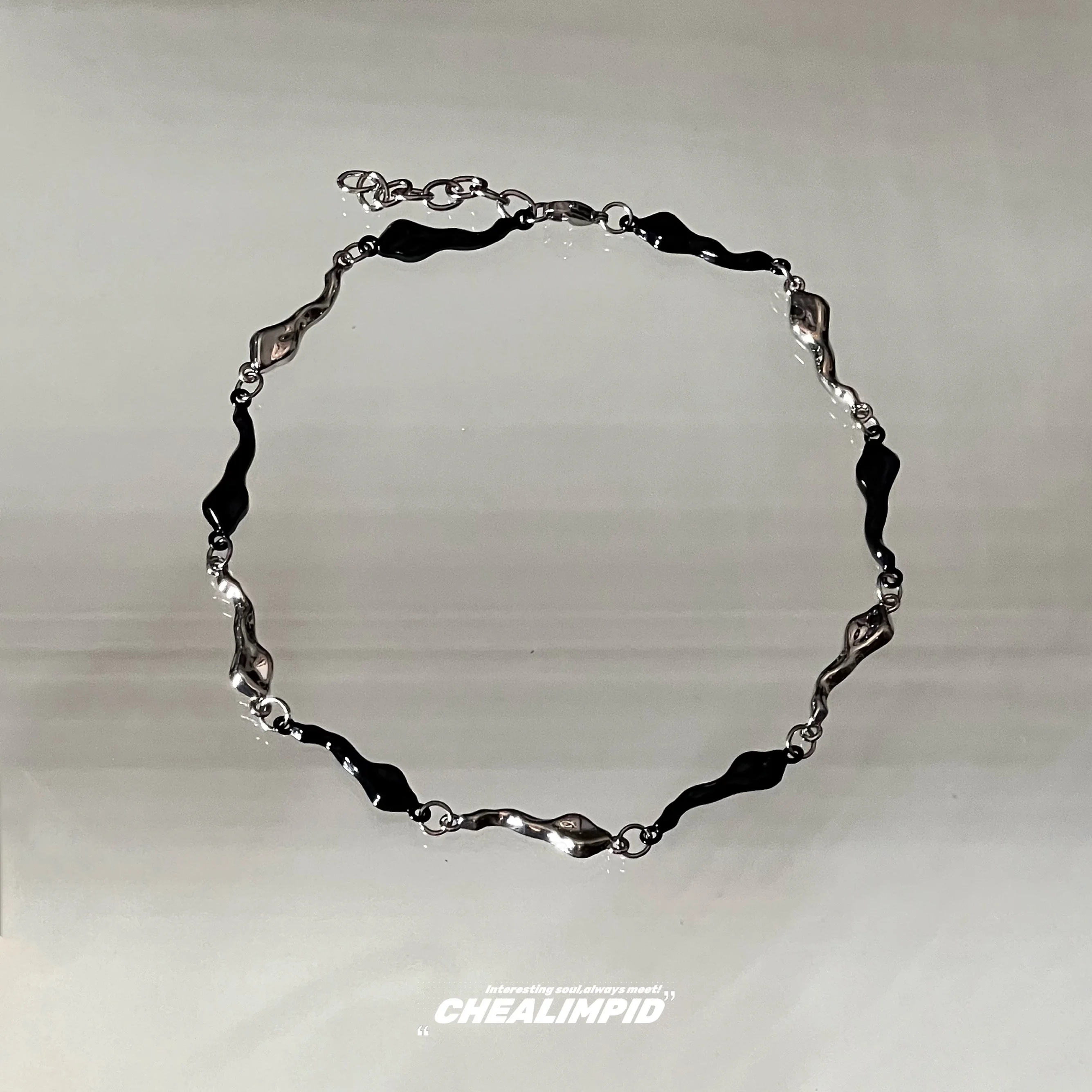 Чеальimpid/. Нерегулярная волна черно-белое лоскутное ожерелье контрастного цвета