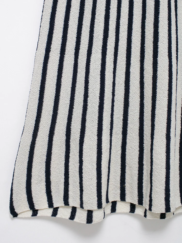 Женское трикотажное платье с широкими бретельками и полосками