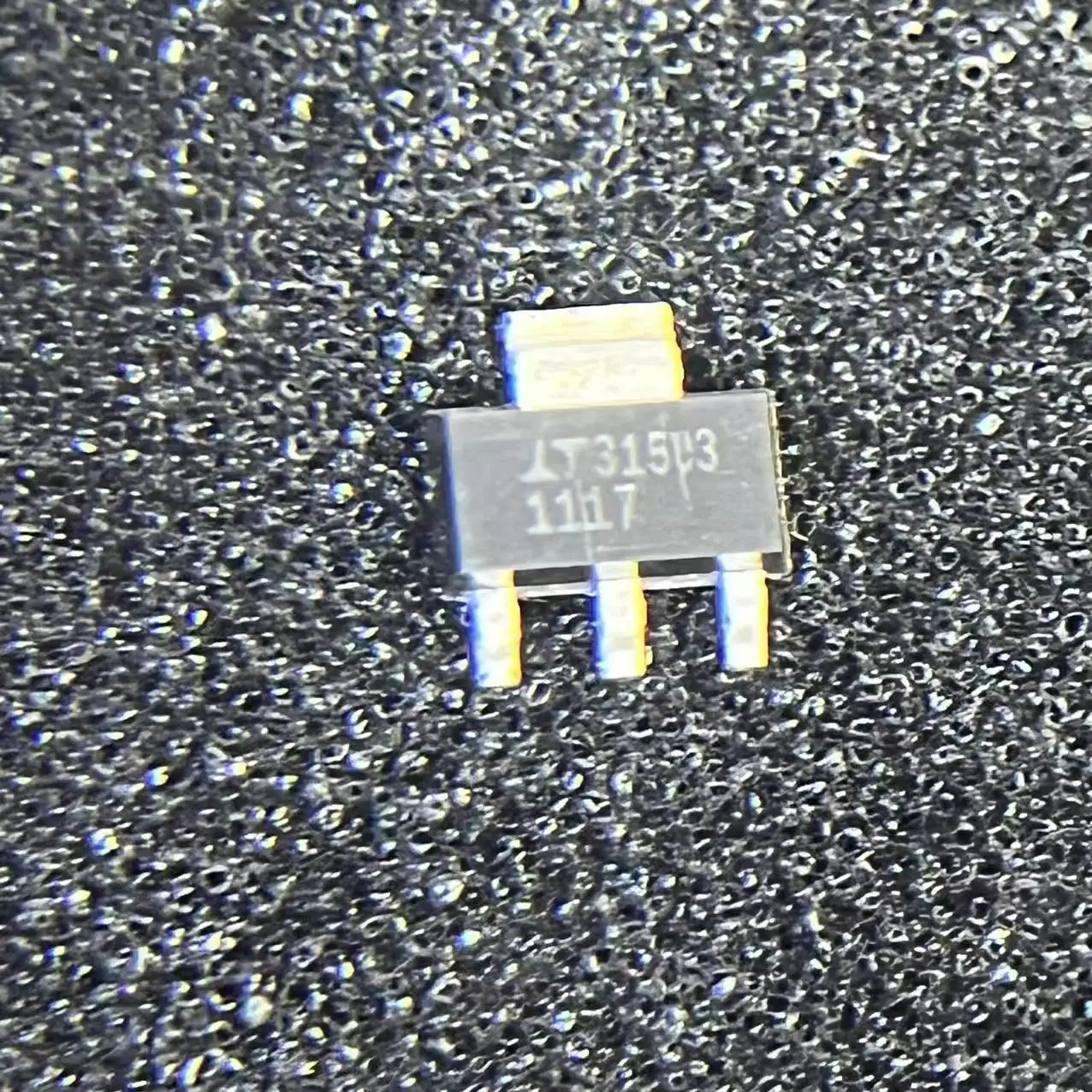 LT1117IST # TRPBF 1117 новая Оригинальная фотография