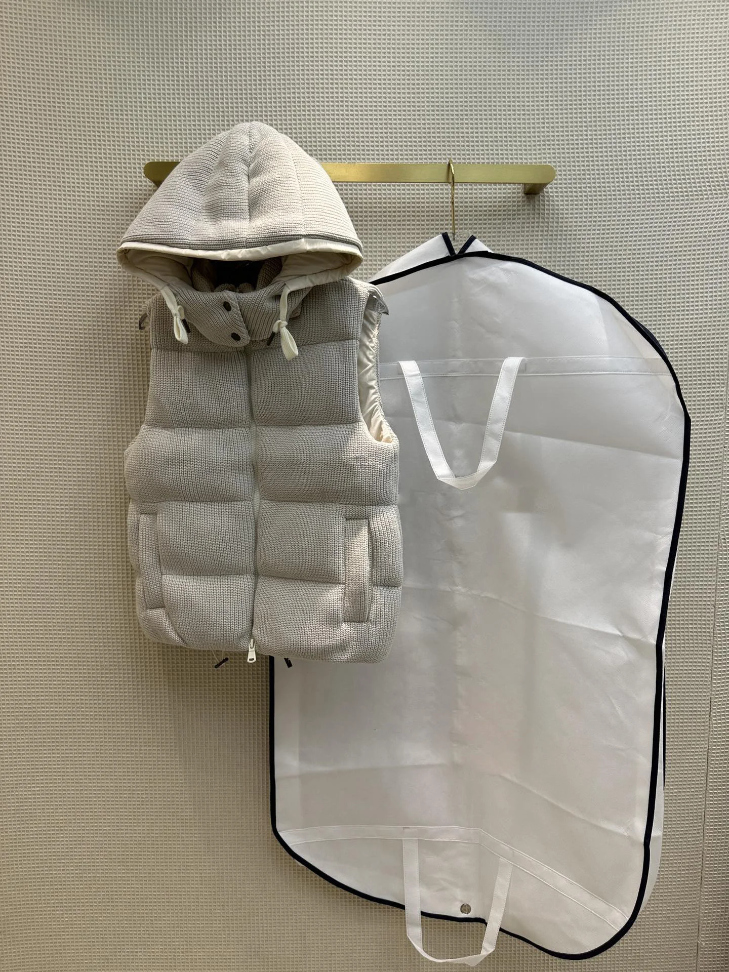 

2023Wool sequin hooded down vest hat detachable warm wool patchwork layer design color is and romantic9.17