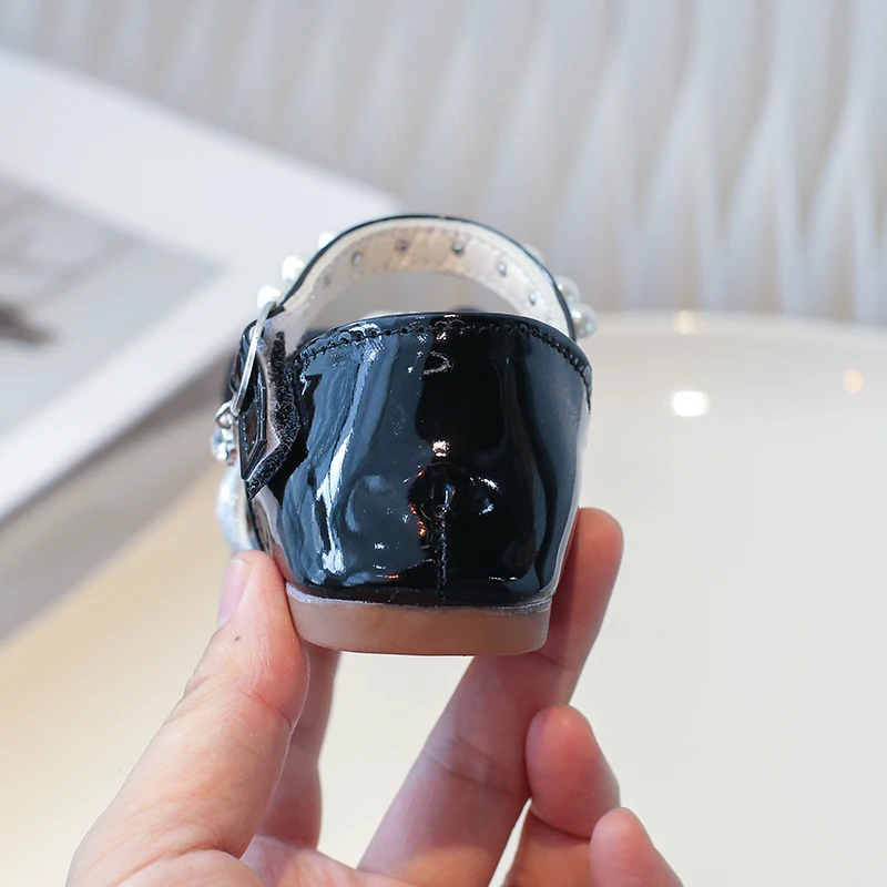 Женские сандалии с серебристыми/шампанскими головками и жемчужным бантом летние