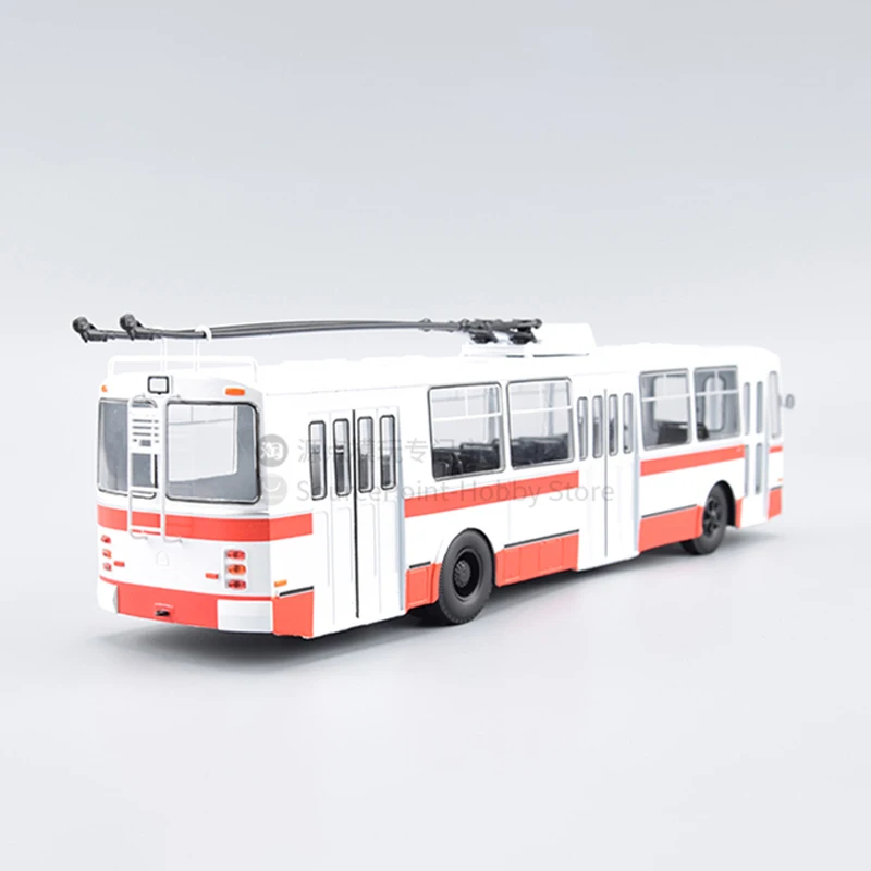 Литая металлическая модель автомобиля в масштабе 1:43
