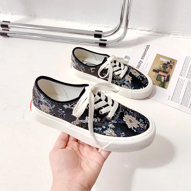

Chinese Style Embroidered Flower Canvas Shoes for Female Chic Sneakers Students Leisure Shoes Women Flats Lace Up 35-40 B2-41