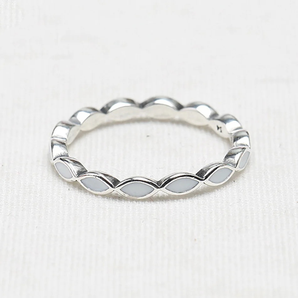 

Женское кольцо из серебра 925 пробы с белой эмалью