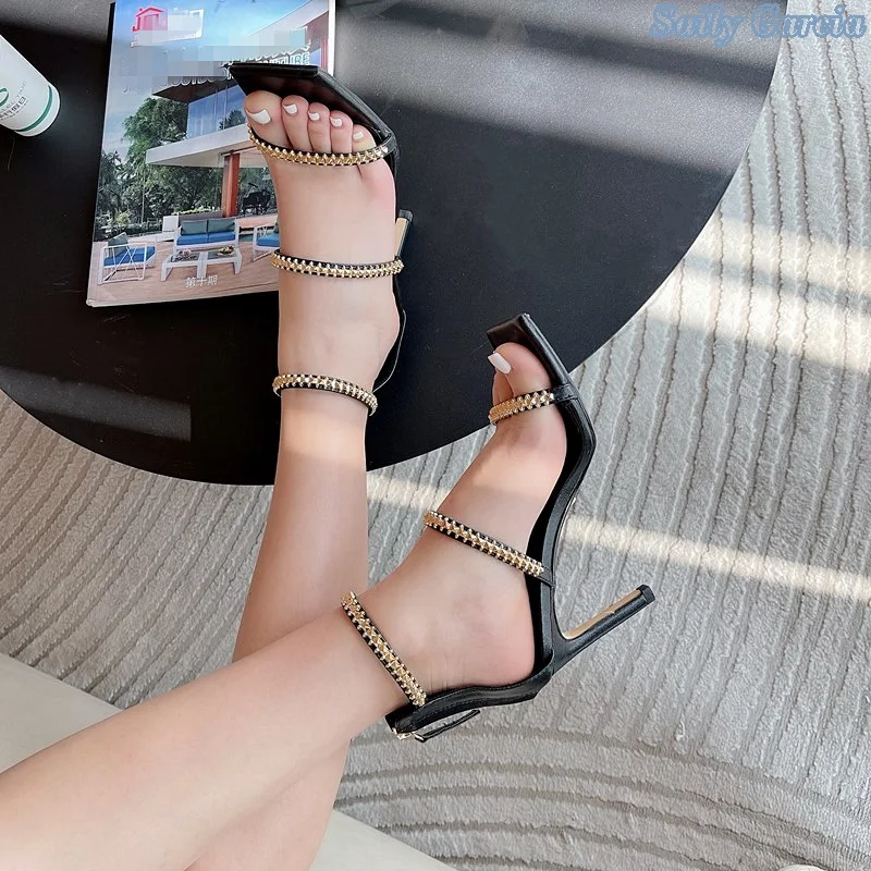 Однотонные сандалии на молнии сзади с цепочкой и заклепками привлекательные