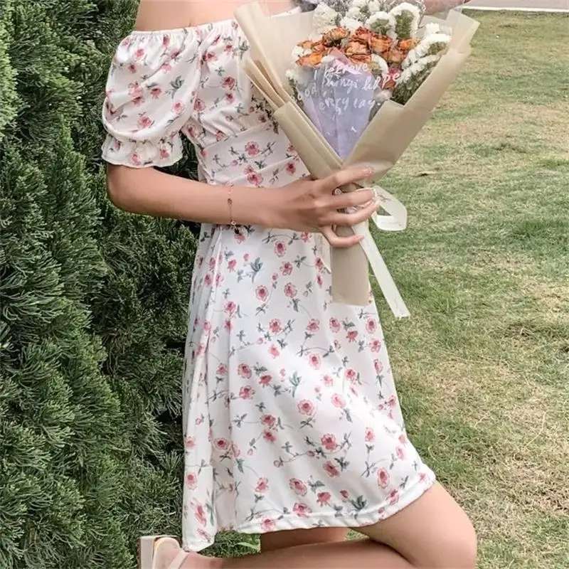 

Женское платье с цветочным принтом, коротким рукавом и вырезами