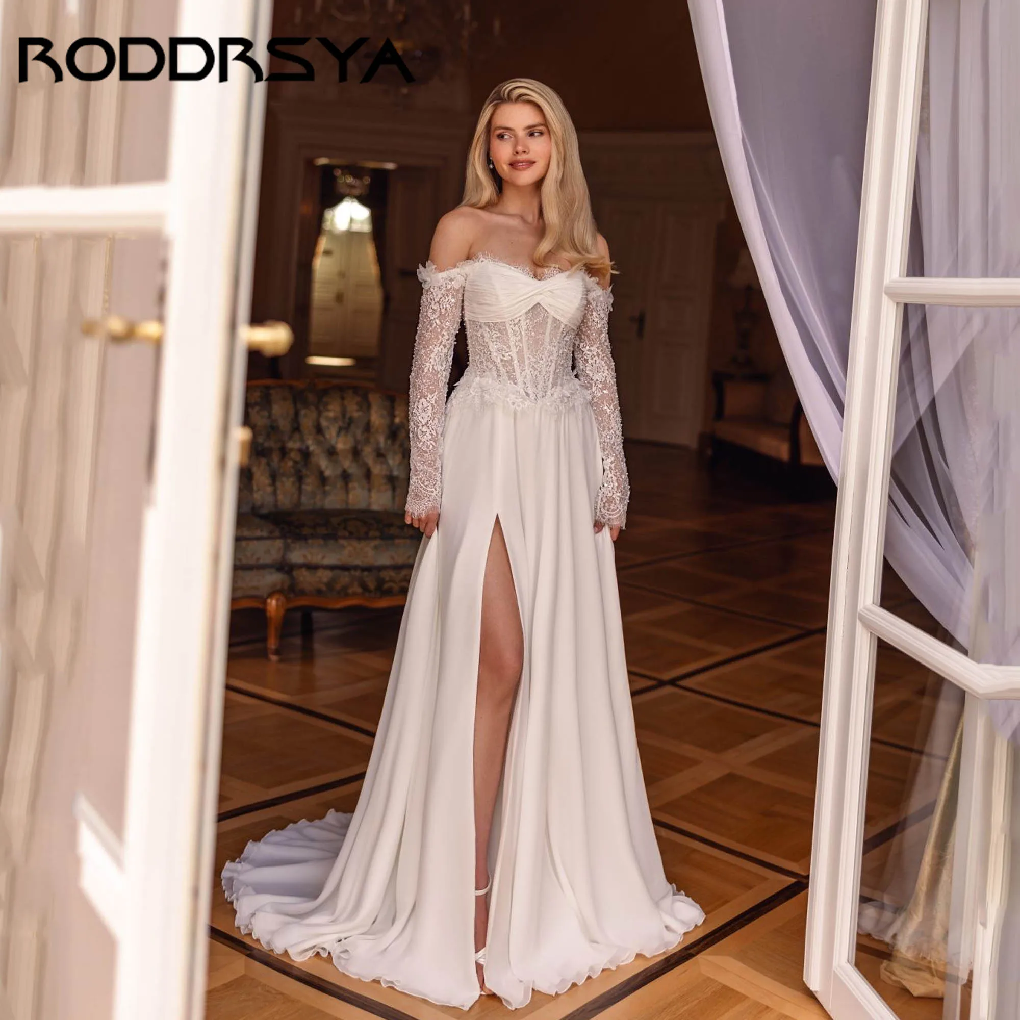 Фото RODDRSY Шифоновое кружевное свадебное платье с открытыми плечами А-силуэта с высоким разрезом Свадебные платья в стиле бохо с открытой спиной и без бретелек robe de mariée по индивидуальному заказу №1