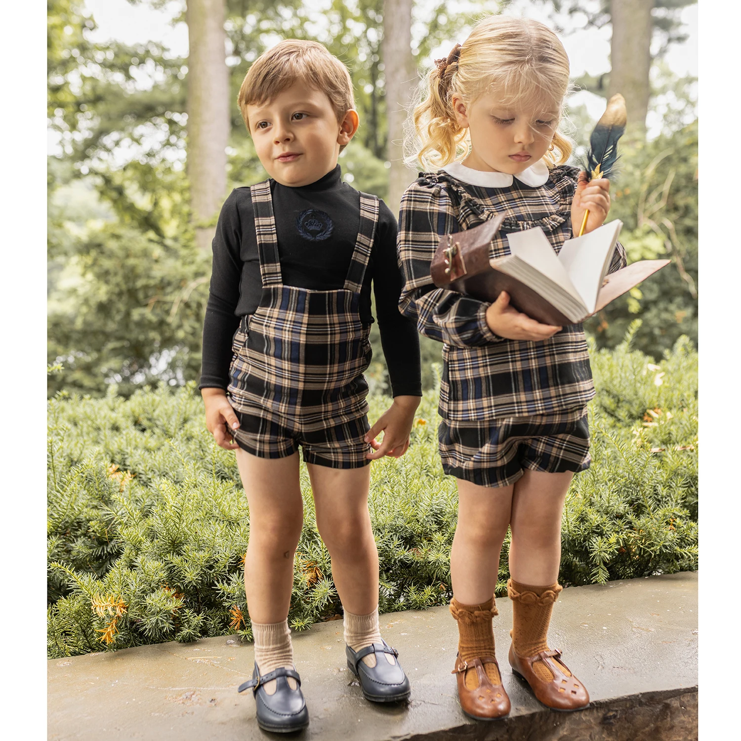 Фото Коллекция AP Plaid AW26: Модное платье для девочек, милый комплект для малышей, одежда для братьев и сестер в едином стиле, пиджак для мальчиков, клетчатый комбинезон. №3