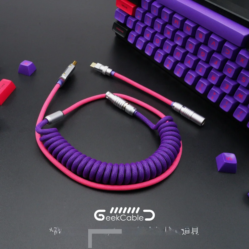 Механическая клавиатура с кабелем для передачи данных и синхронизации