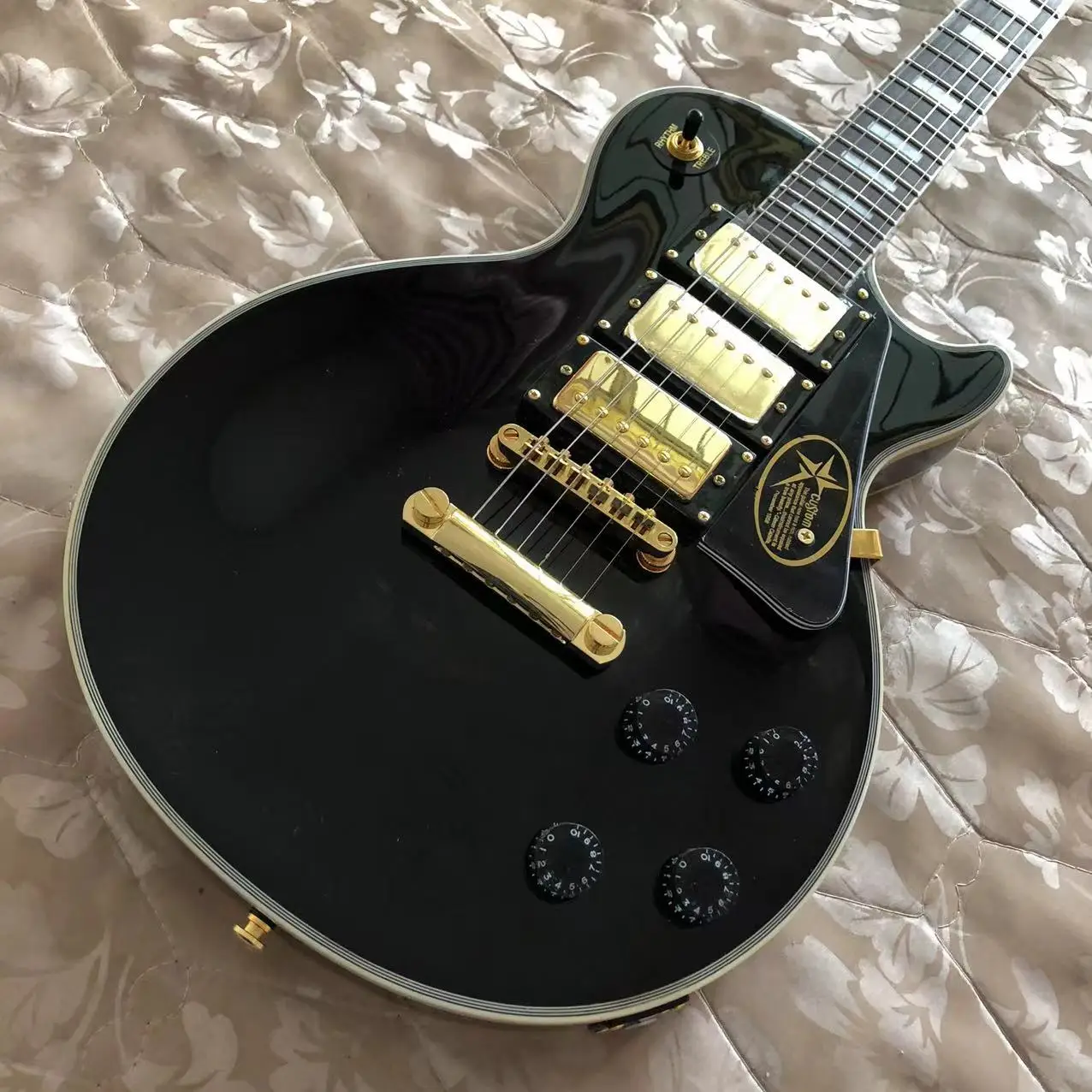 

Classic 6 Strings Electric Guitar Mahogany Solid Wood 3 Pickups Gold Hardware Free Delivery