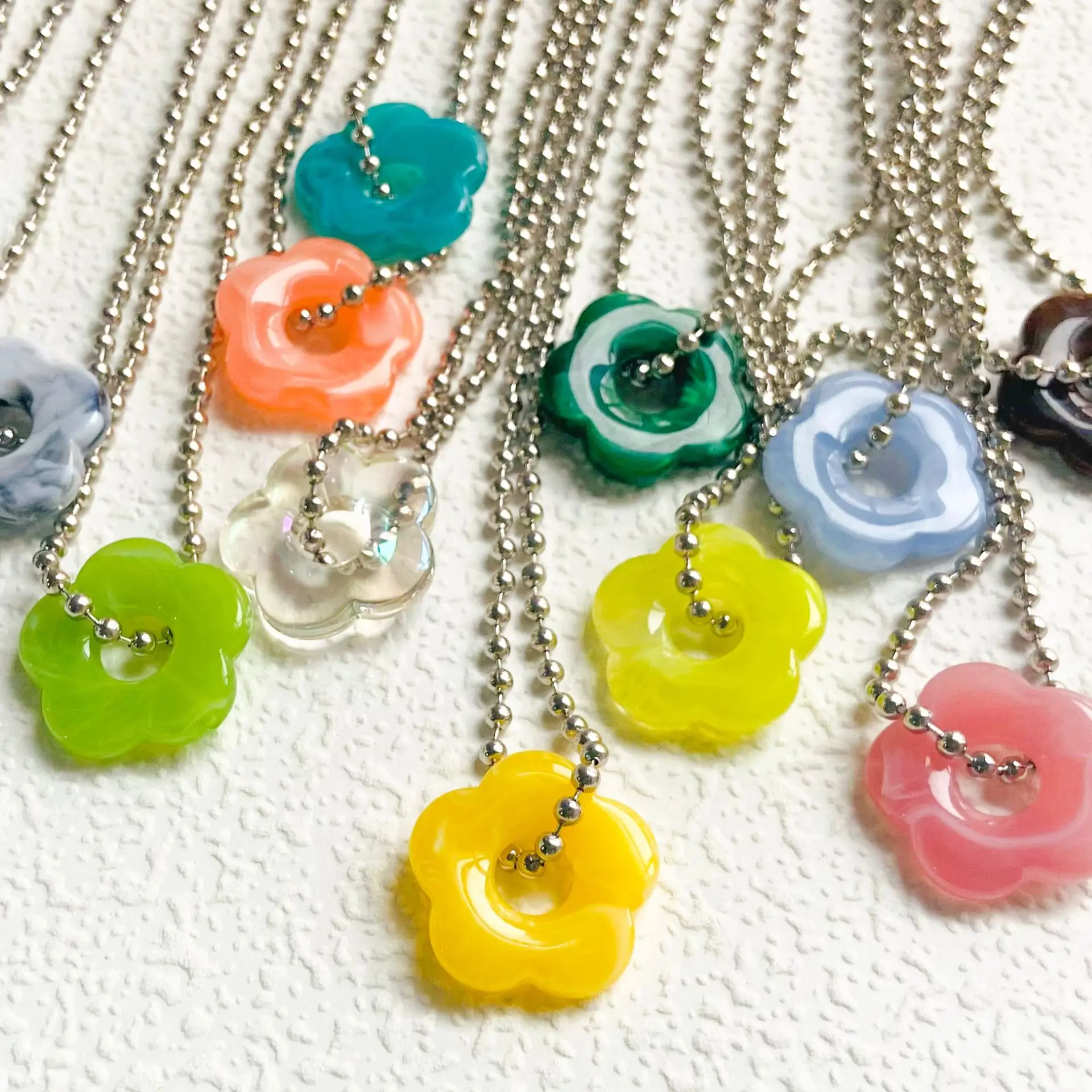 

Multi-color Acrylic Flowers Pendant Necklace Korean Fashion Women Long Beads Necklace New Trend Exquisite Clavicle Chains 2022