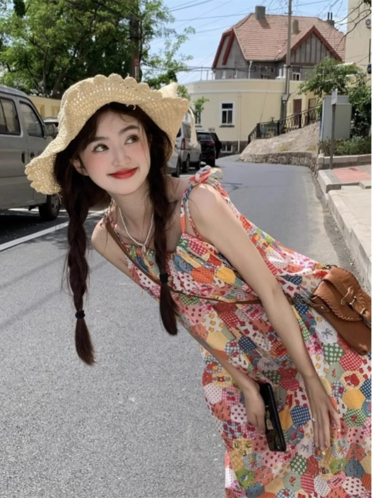 Женское платье на бретельках с цветочным принтом