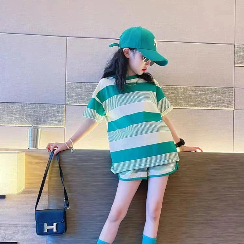 

Одежда для девочек 2023 летние новые Разноцветные полосатые повседневные спортивные комплекты из двух предметов с коротким рукавом для детей среднего и большого возраста