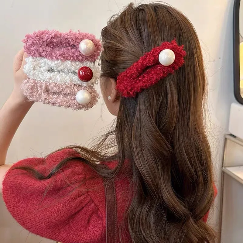 Плюшевая заколка в виде утконоса красная новогодняя для волос с хвостиком