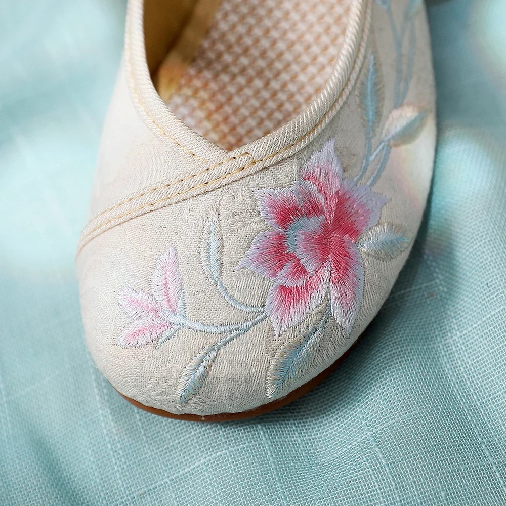 Женские холщовые балетки на плоской подошве с цветочной вышивкой