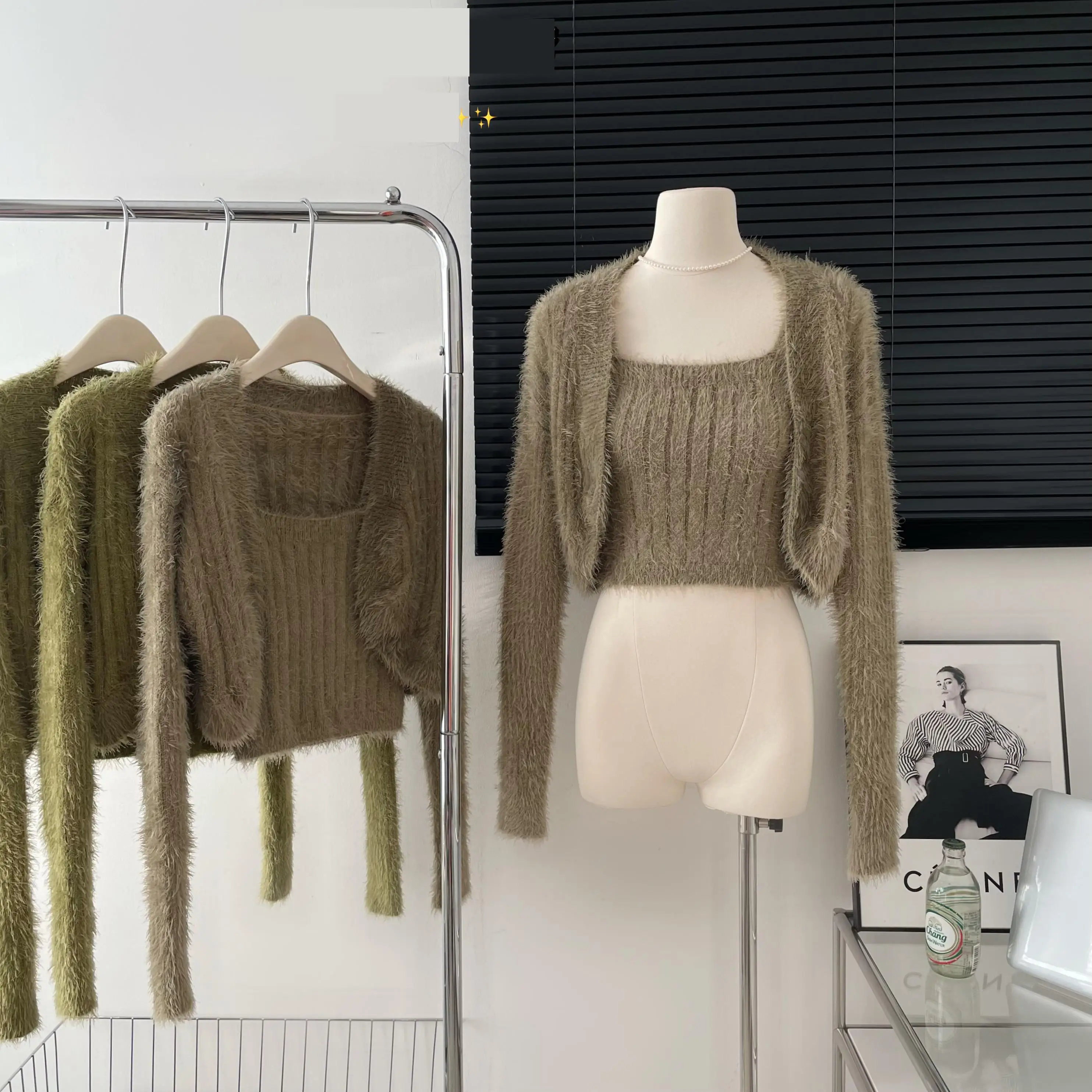 

Женский короткий кардиган с длинным рукавом и короткой кофтой