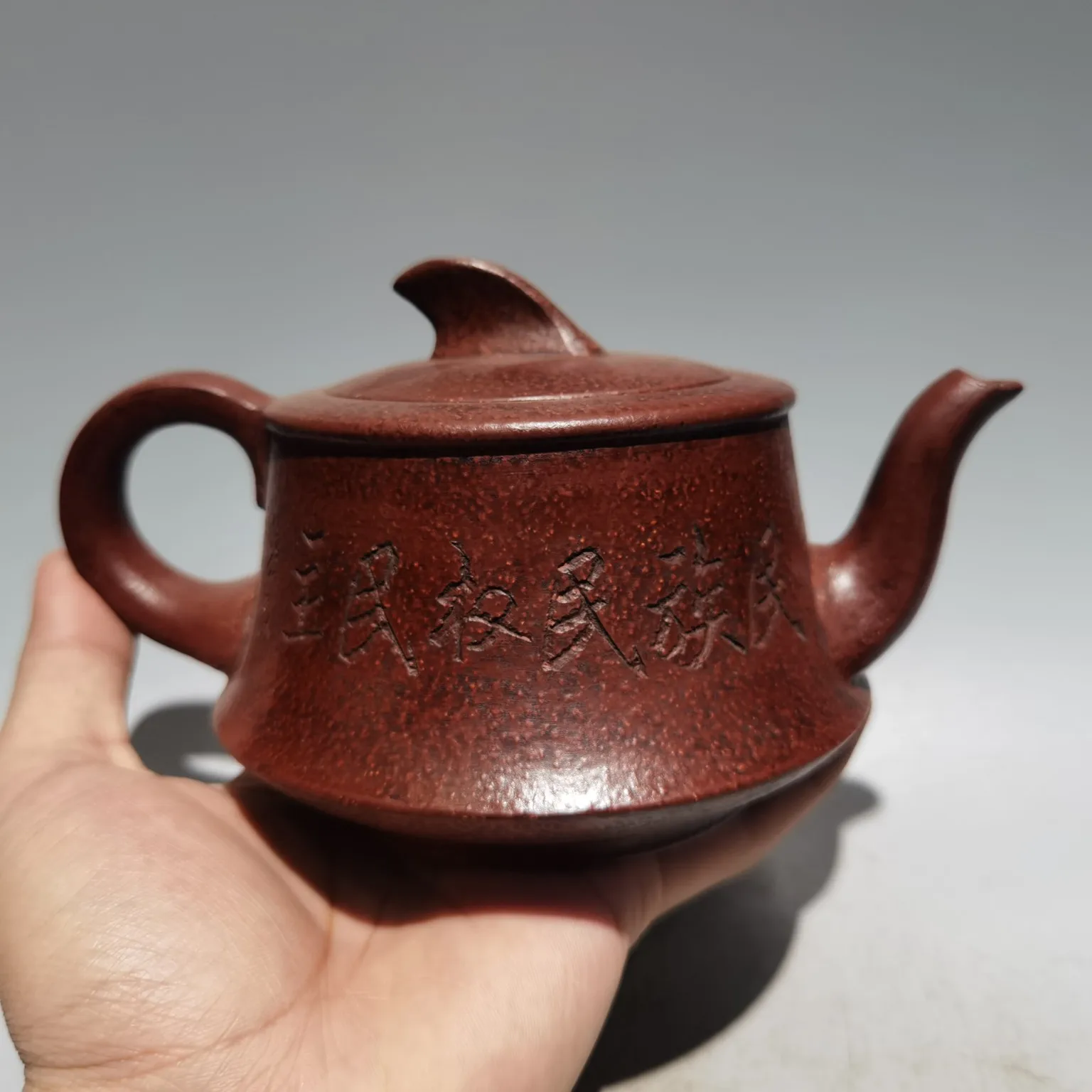 

Фарфоровый плавник из китайской исинской глины, 7 дюймов, три принципы людей, надпись, чайник, красная грязь, орнамент для сбора удачи
