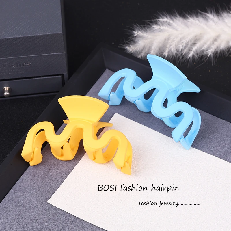 

2022 Korean Women Girls Plastic Hair Claws Hair Clips Headwear Large Hairpin Crab Barrette Fashion Ornament Hair Accessories cc