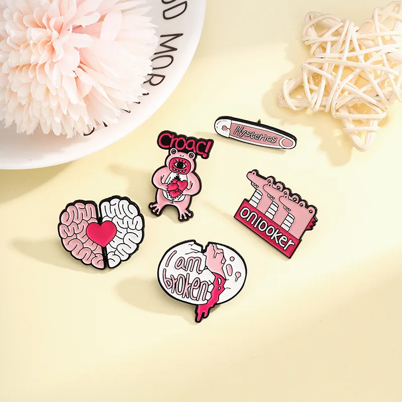 Колпачок мозга и сердца яйца из белый монстр-лягушка открыл живот чтобы раскрыть