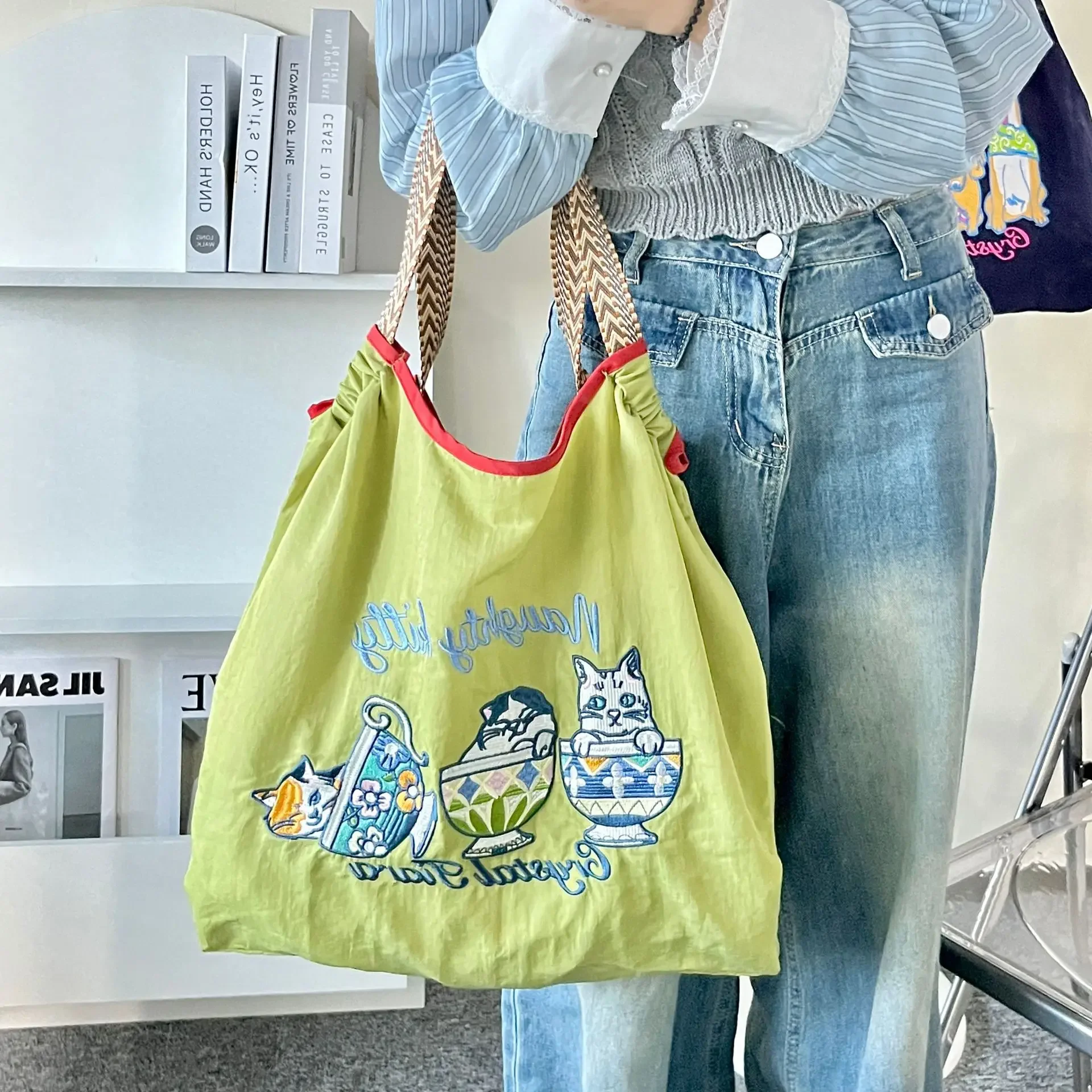 Сумка на плечо с вышивкой в виде кошки