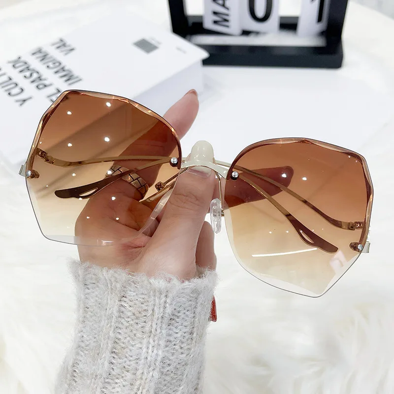 

2023 New Sunglasses Women Large Frame Fashion Trend Gradient Frameless Eyeglass Metal Polygonal Outdoor Sunscreen Eyewear Uv400