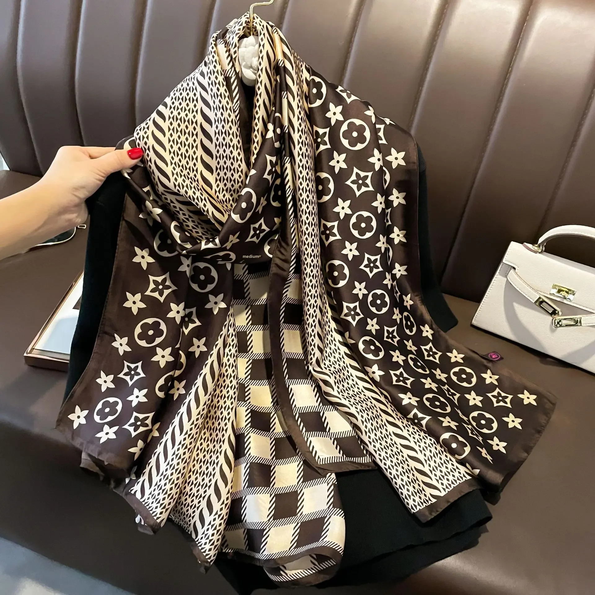 Шелковый шарф с надписью подсолнечника