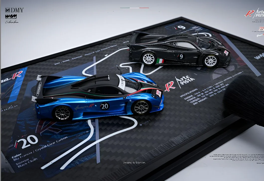 Фото В наличии: Набор из двух моделей DMY×WAM Huayi R GT1 Nürburgring в масштабе 1:64 — миниатюрные реплики автомобилей из смолы, предмет декора для взрослых. №4