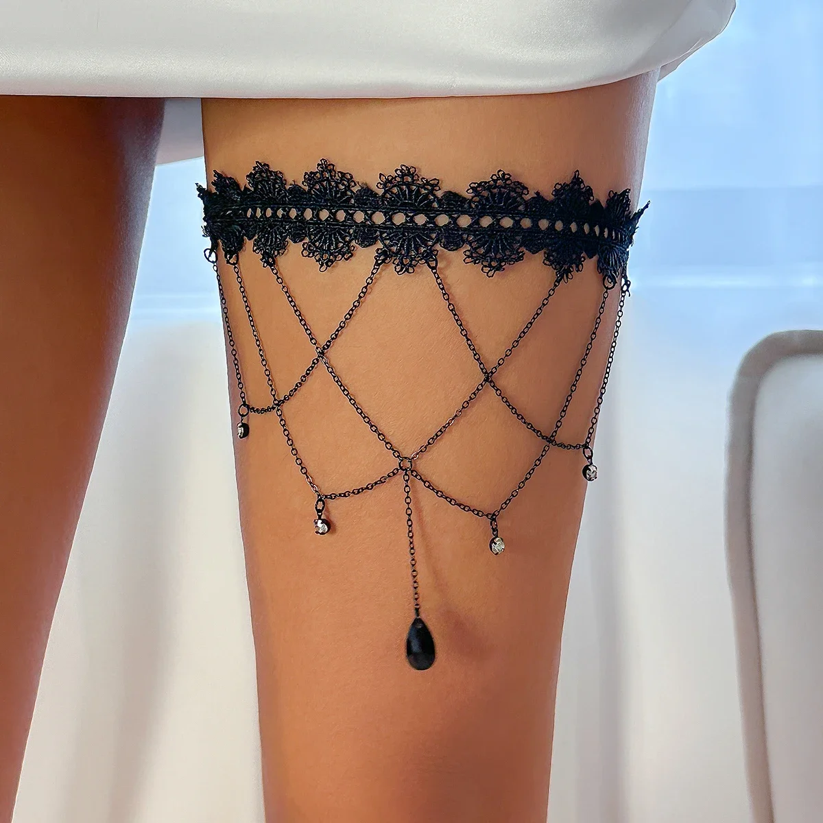 Фото Ingemark Boho эластичная лента, черная кружевная цепочка на бедро для женщин, бикини, летний фестиваль, вечерние украшения для тела, свадебные аксессуары, подарок №1