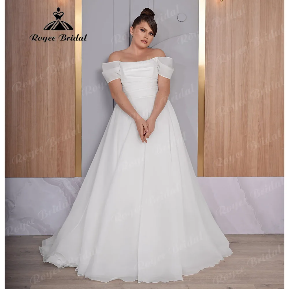 Винтажное свадебное платье с открытыми плечами и рукавом-крылышком модель 2025