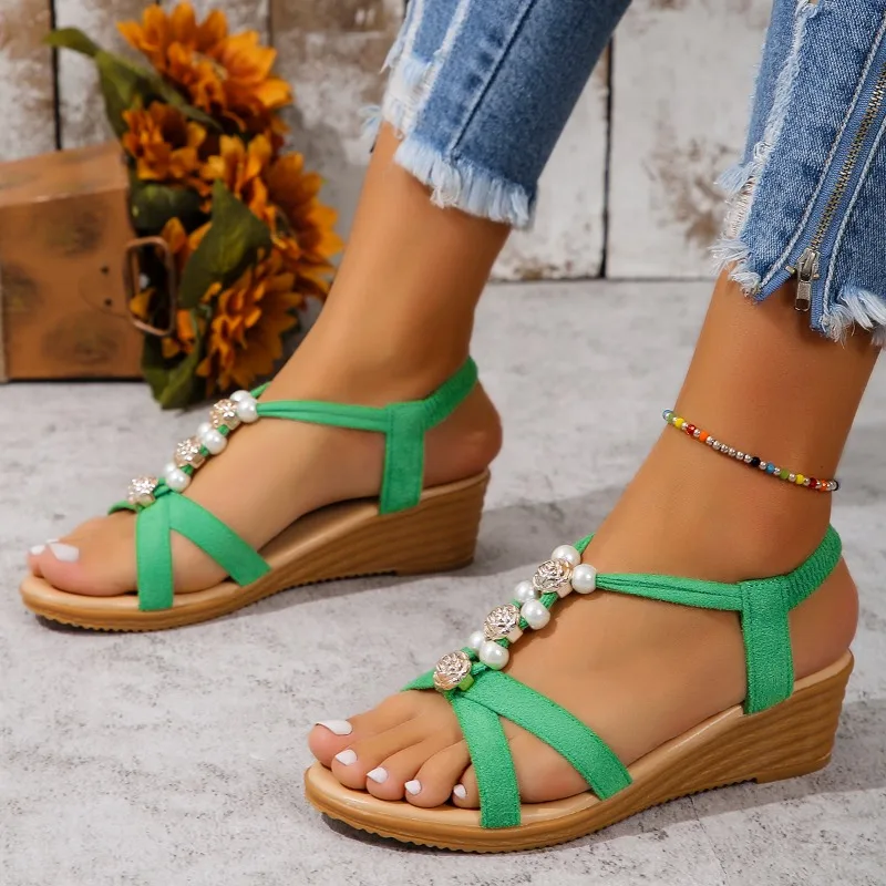 Женские босоножки на танкетке с жемчугом модные шлепанцы массивном высоком