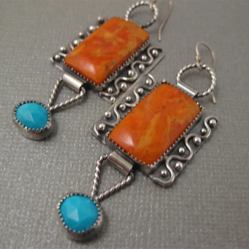 

2022 New Retro Fashion Creative Square Geometric Pendant Earrings Metal Inlaid Coral Color Ladies Dangle Earrings