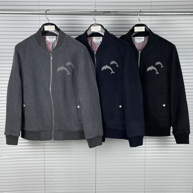 

Модная брендовая куртка TB THOM, мужские кардиганы, одежда, свободная бейсбольная форма, плотная Шерстяная Повседневная куртка с дельфином для...