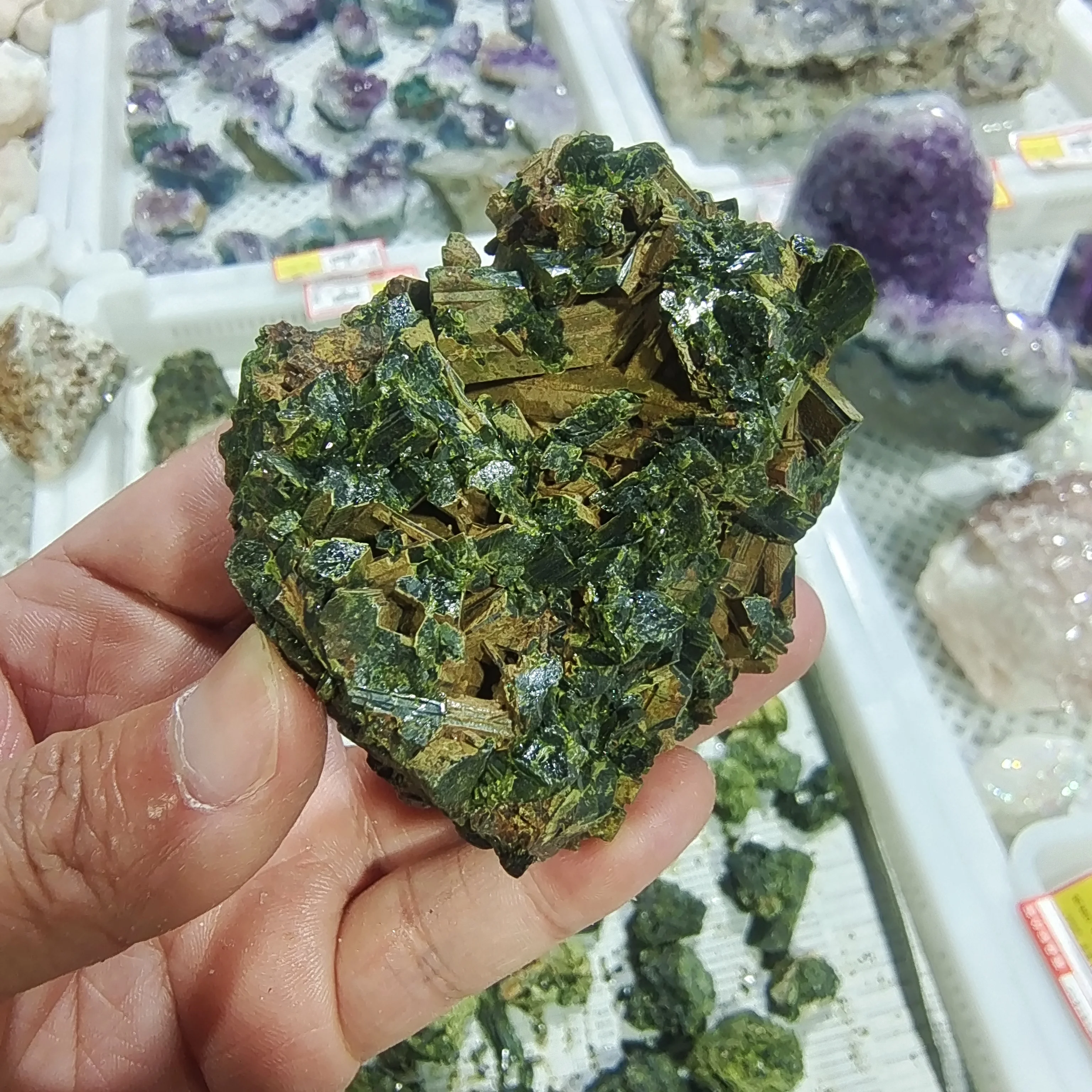 Лечение самоцветами. Щетка зеленых кристаллов минерал.