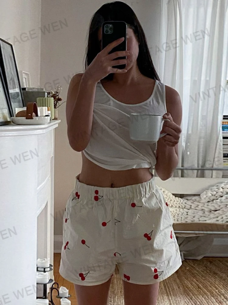 Рисунок 2 - Шорты женские с вышивкой вишни