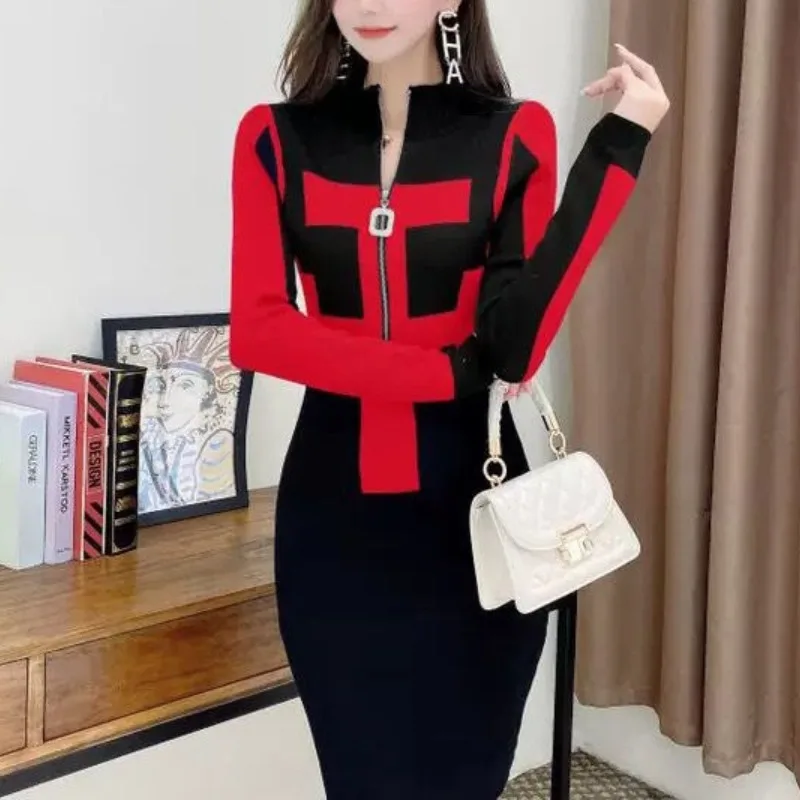 Элегантное трикотажное женское платье контрастных цветов на молнии средней