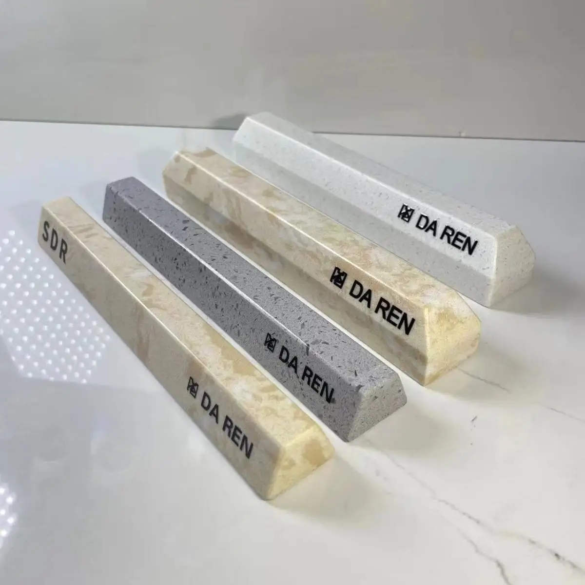 Мраморная стена с отверстиями для отпечатков пальцев