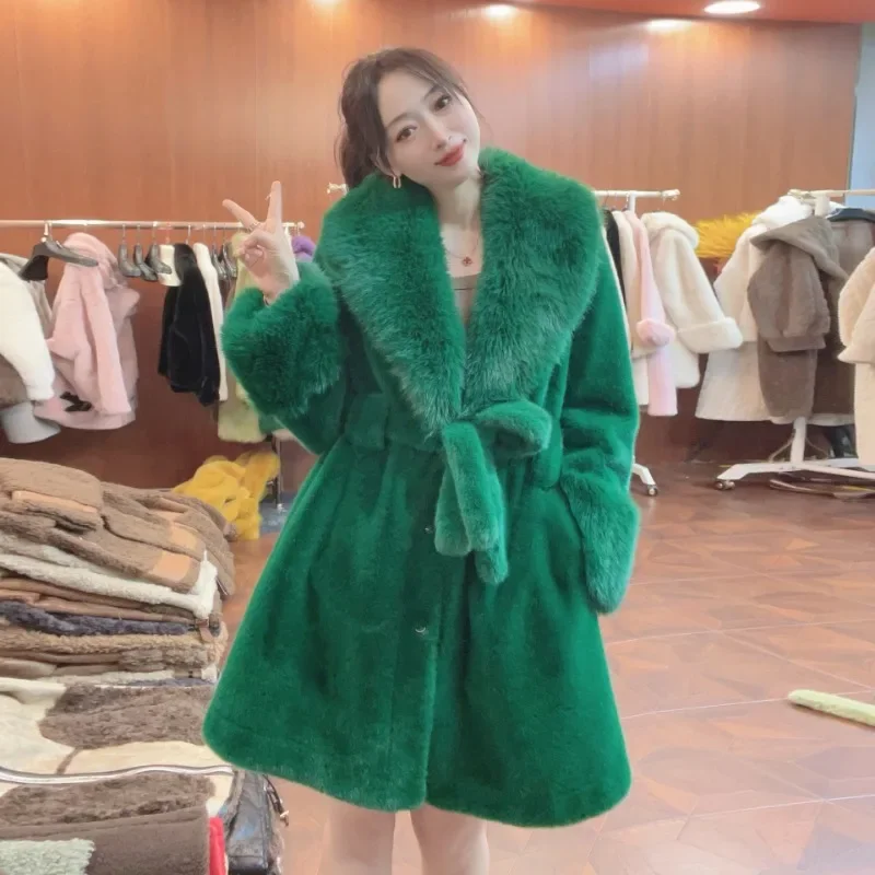 2024 осень и зима новое утягивающее меховое пальто средней длины с золотым