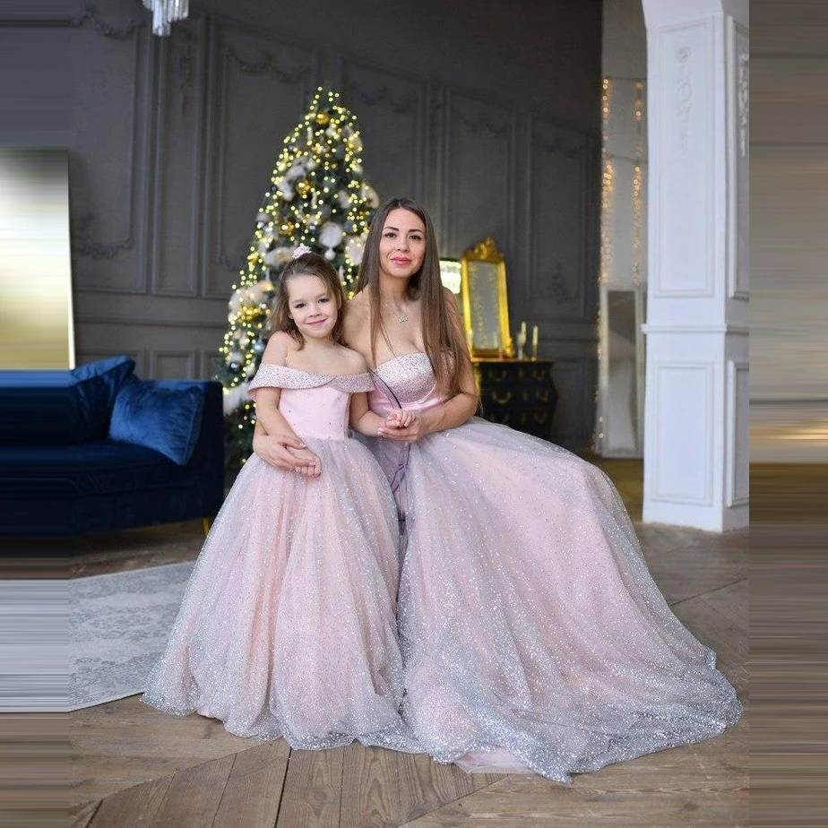 

Stunning Long Mom And Kid Tulle Family Look Prom Evening Dresses Cap Sleeve Long Sequin Photo Shoot Mother And Daughter Gowns