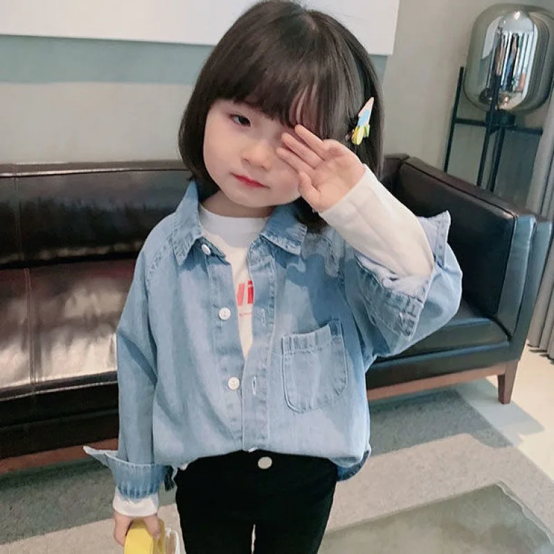 

2022 г. Модная синяя джинсовая куртка для маленьких девочек, Детская осенняя одежда новое весеннее пальто с рисунком для мальчиков, верхняя од...