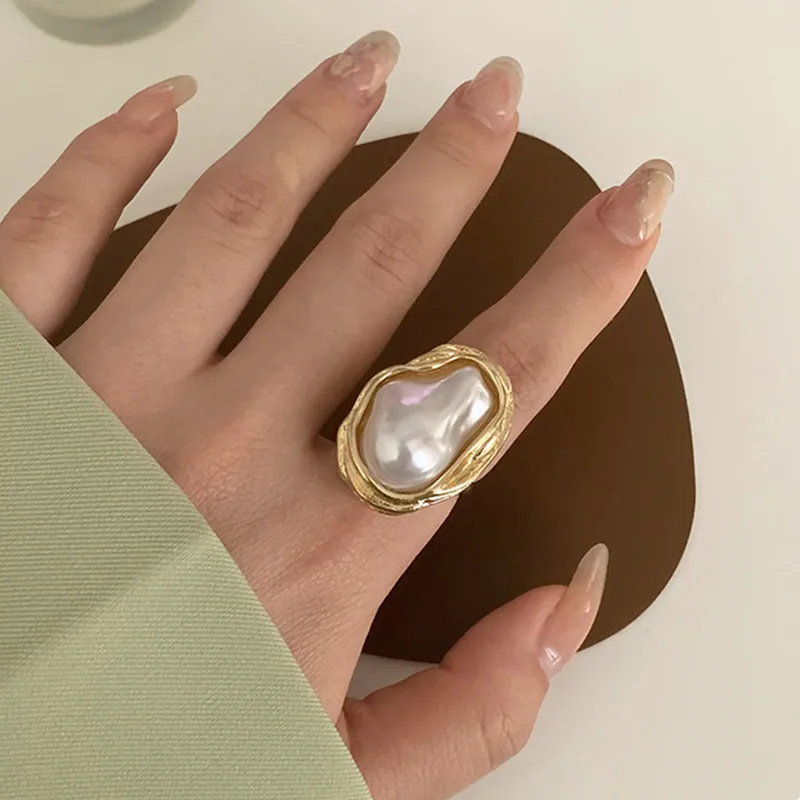 

Женское кольцо с жемчугом неправильной геометрической формы