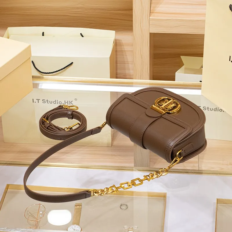 Женская сумка из натуральной кожи подмышку