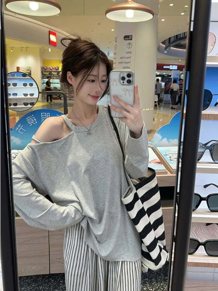 Серая футболка оверсайз с открытыми плечами женская осенняя дизайнерская