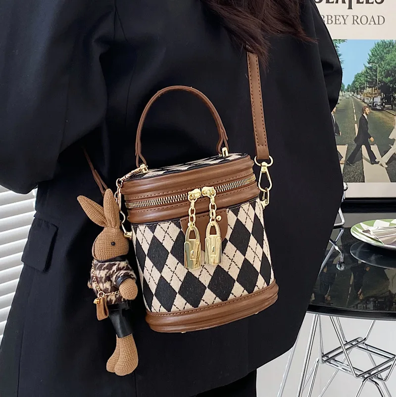 

New Fashion Bucket Bag Women's Niche Messenger Bag Texture Lingge Portable Shoulder Bag Bolsos 2022 Handbags Luxury Handbags