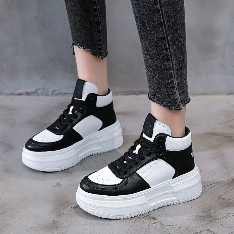 Женские кроссовки из натуральной кожи на танкетке 6 см