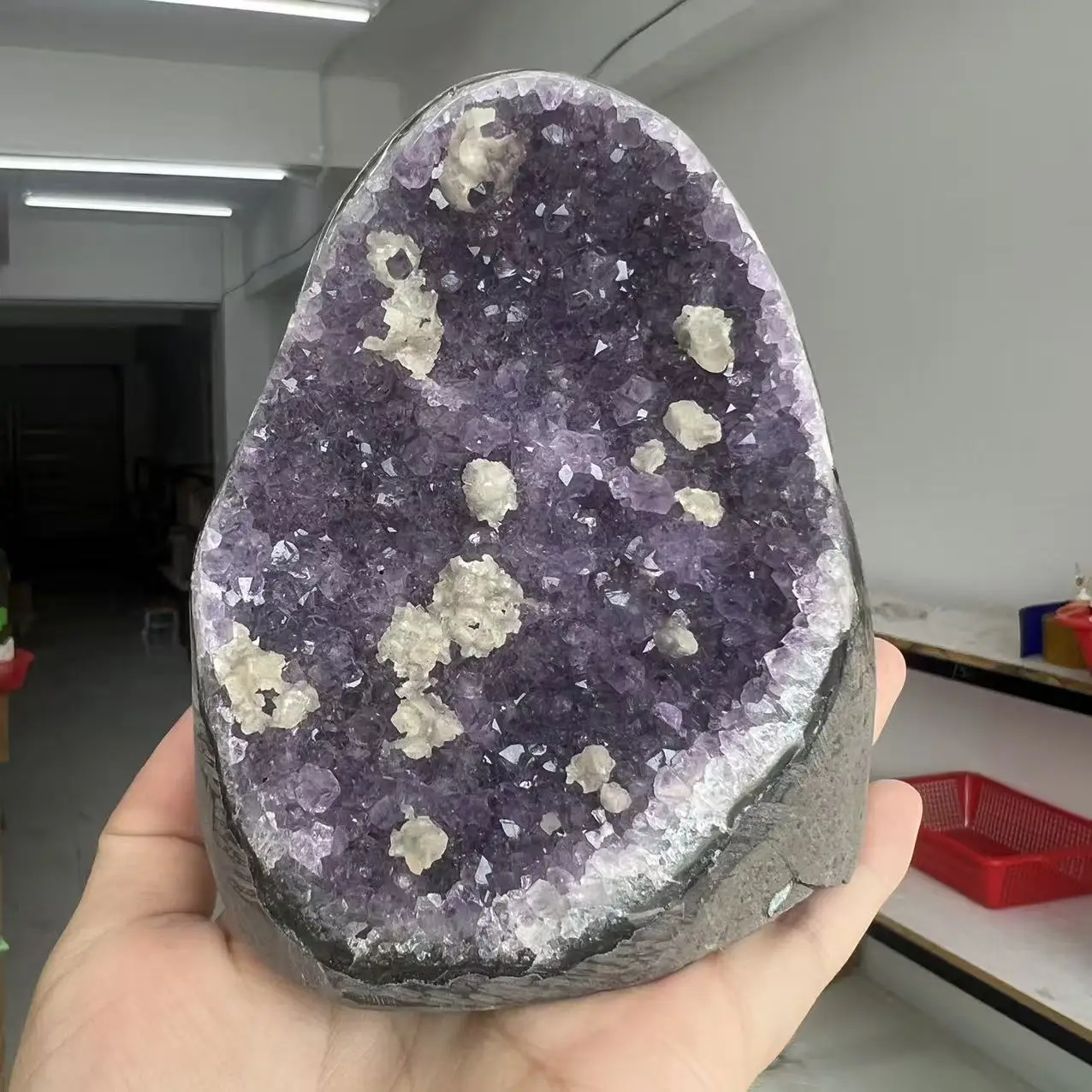 

Натуральный уругвайский аметистовый кальцит, 933 г, 10.9 см