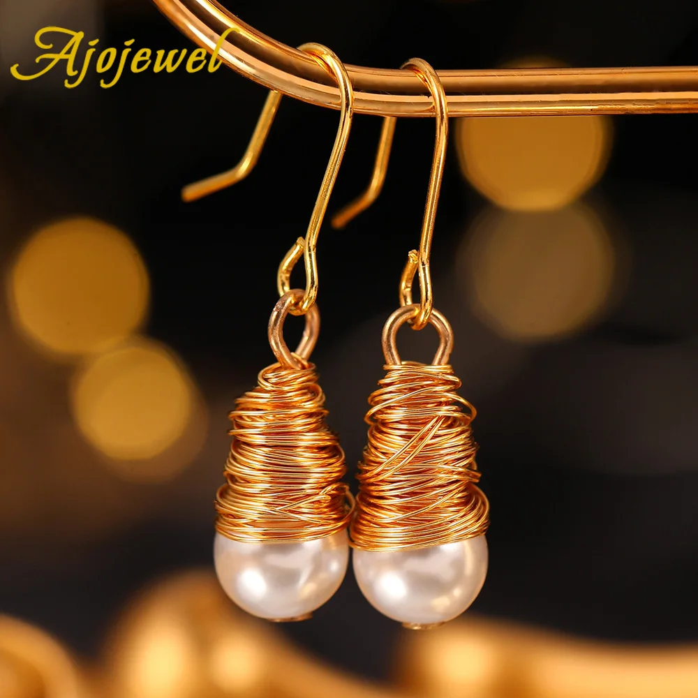 Женская серьга с жемчугом под золото