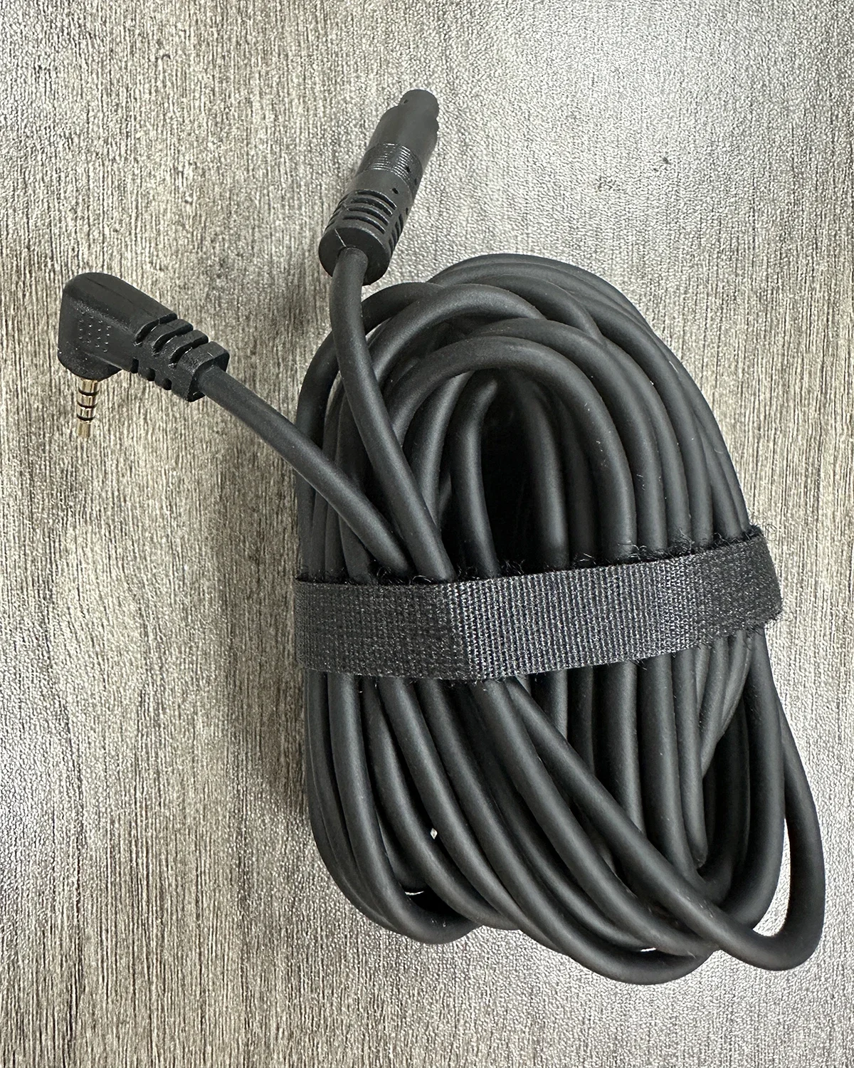 

Для линии подключения фотосъемки задней камеры AZDOME только для AZDOME M300S 4-контактный удлинительный кабель длиной 3,5 м