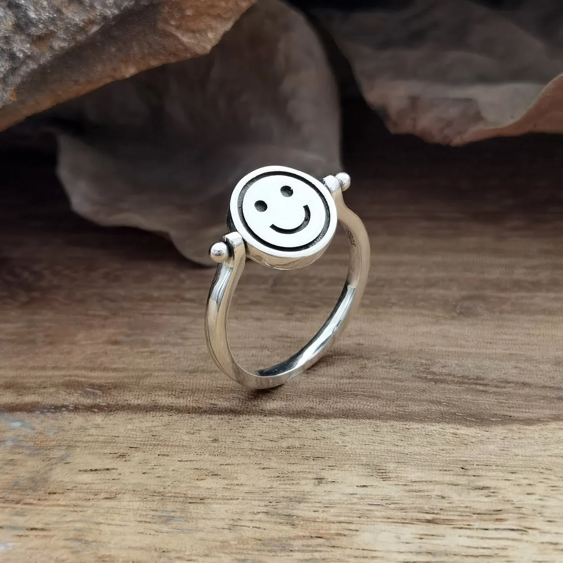 

Retro Double-Faced Smiley Sad Face Rotatable Rings for Women Men Simple Round Anti-Stress Fidget Ring Couple Jewelry Emo Gifts